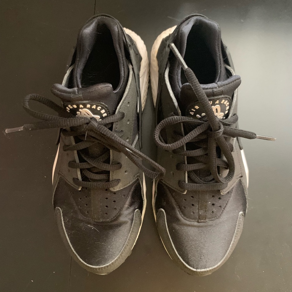 Nike huarache, black and white.